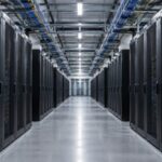 Ilustrasi lorong data center dengan deretan rak server hitam dan jalur kabel di langit-langit.
